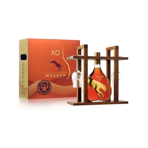 Meukow koňak XO drevený stojan a poháre, Francúzsko, 40% 0.,7l